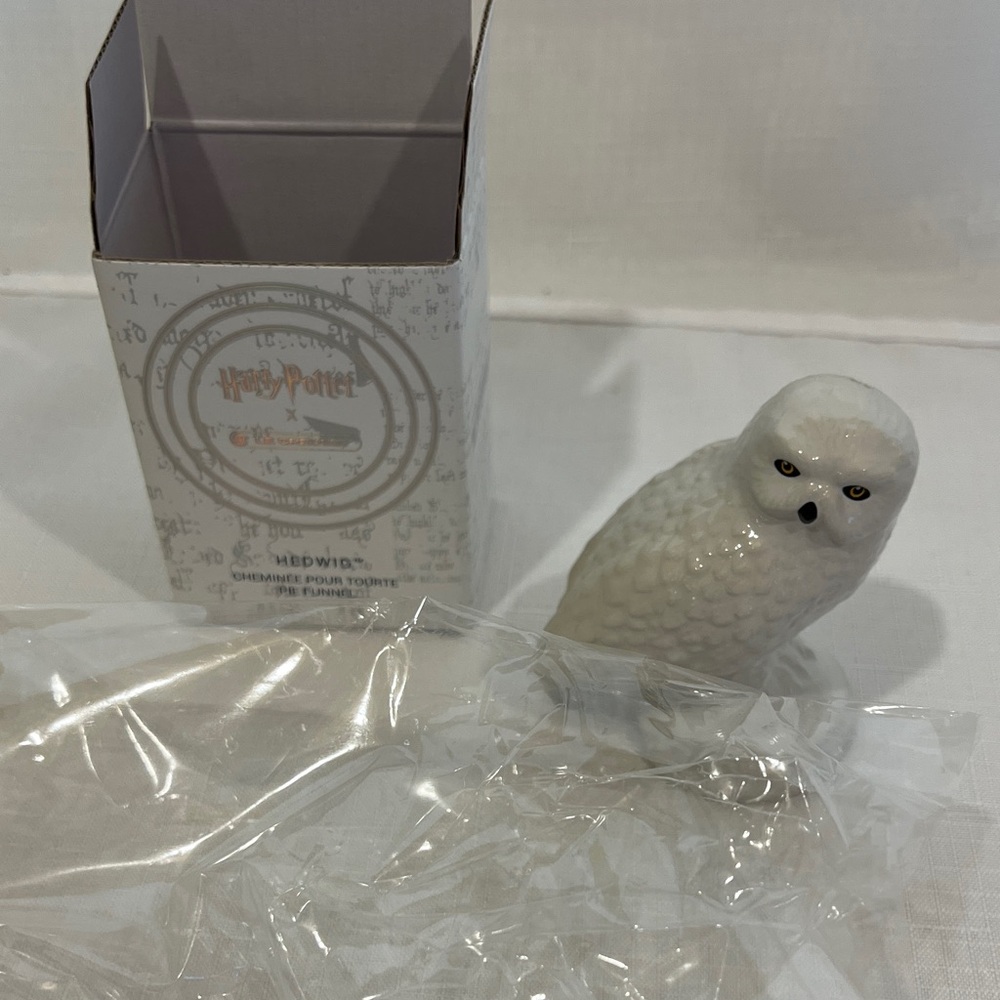 Le Creuset Harry Potter Hedwig Pie Funnel New in Box
